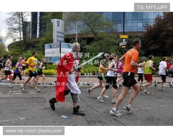伦敦马拉松跑手破纪录，现场欢呼不断，伦敦马拉松比赛